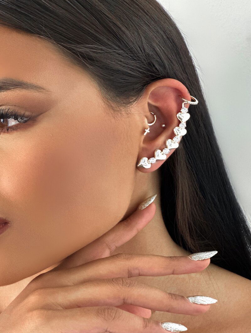 Brinco Folheado a Ouro 18K e Prata Ear Cuff de Corações com Zircônias