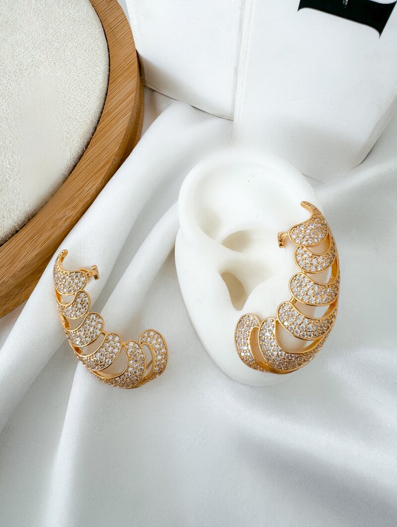 Brinco Folheado a Ouro 18k e Prata Ear Cuff Design Asa Cravejada
