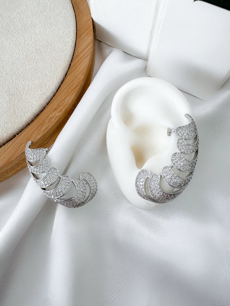 Brinco Folheado a Ouro 18k e Prata Ear Cuff Design Asa Cravejada