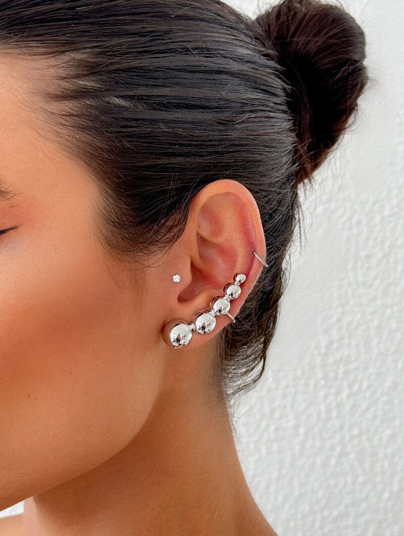 Brinco Folheado a Ouro 18k e Prata Ear Cuff Esferas Lisas