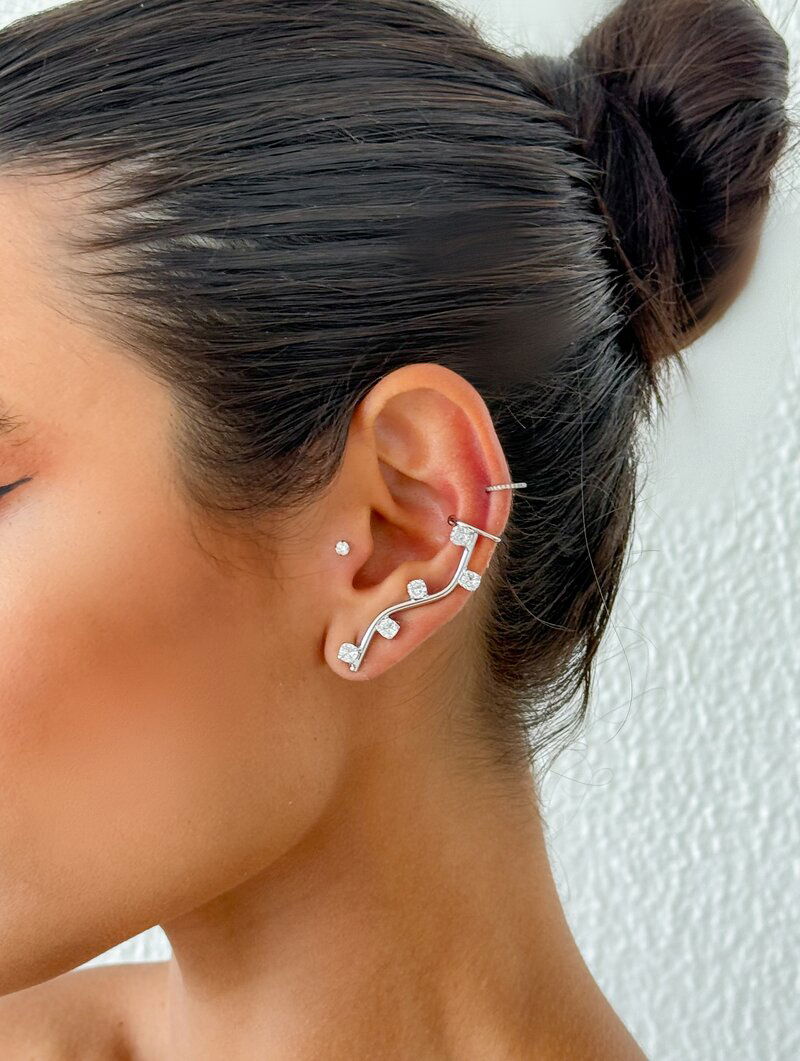 Brinco Folheado a Ouro 18k e Prata Ear Cuff Fio Ondulado com Zircônias