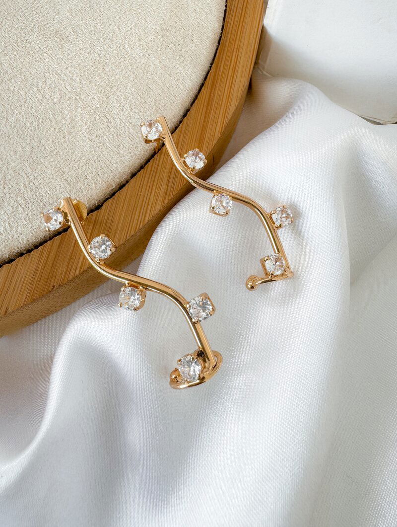 Brinco Folheado a Ouro 18k e Prata Ear Cuff Fio Ondulado com Zircônias