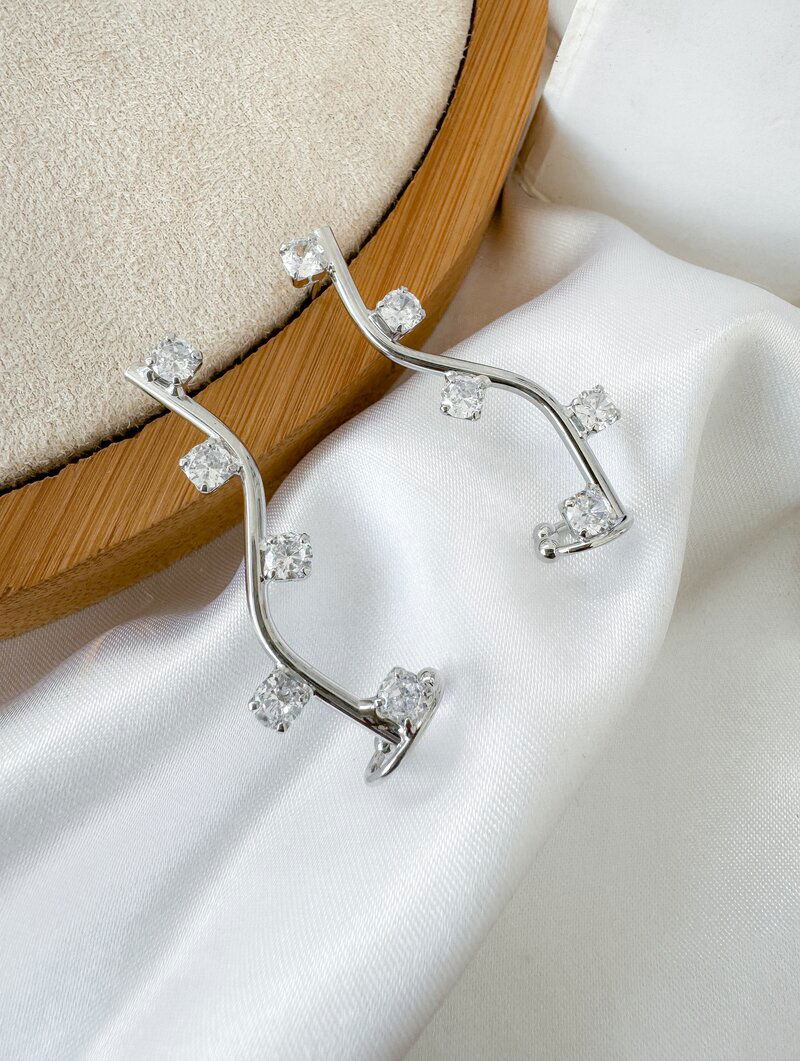 Brinco Folheado a Ouro 18k e Prata Ear Cuff Fio Ondulado com Zircônias