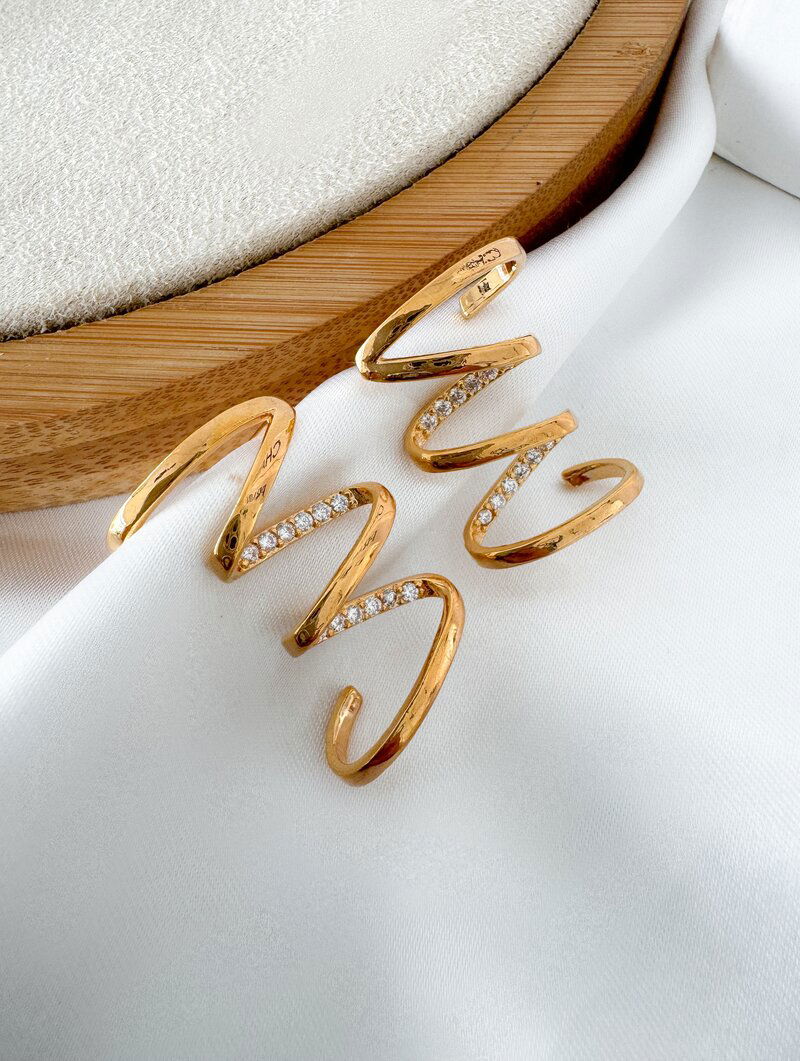 Brinco Folheado a Ouro 18k e Prata Ear Cuff Fios com Detalhes Cravejados