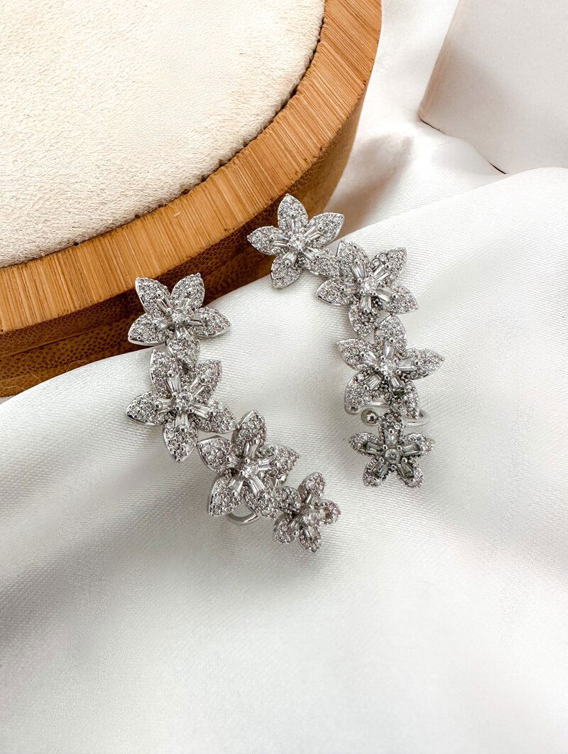 Brinco Folheado a Ouro 18k e Prata Ear Cuff Flores Cravejadas com Micro Zircônias