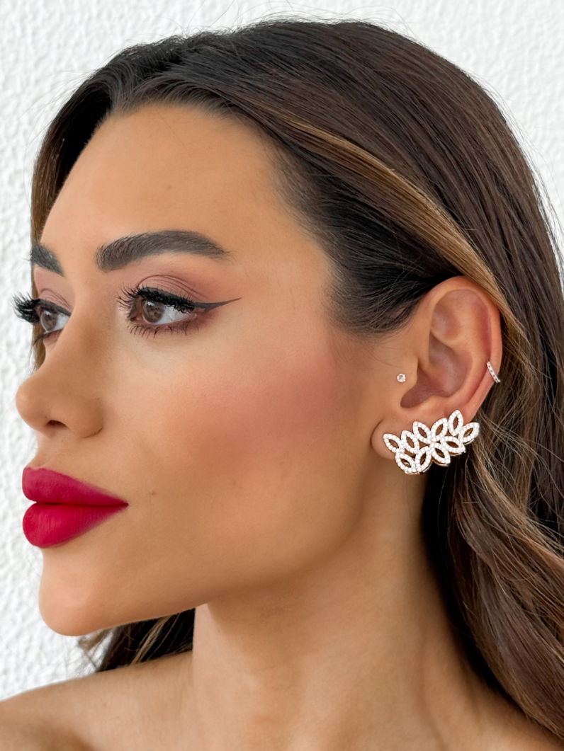 Brinco Folheado a Ouro 18k e Prata Ear hook Floral Cravejado