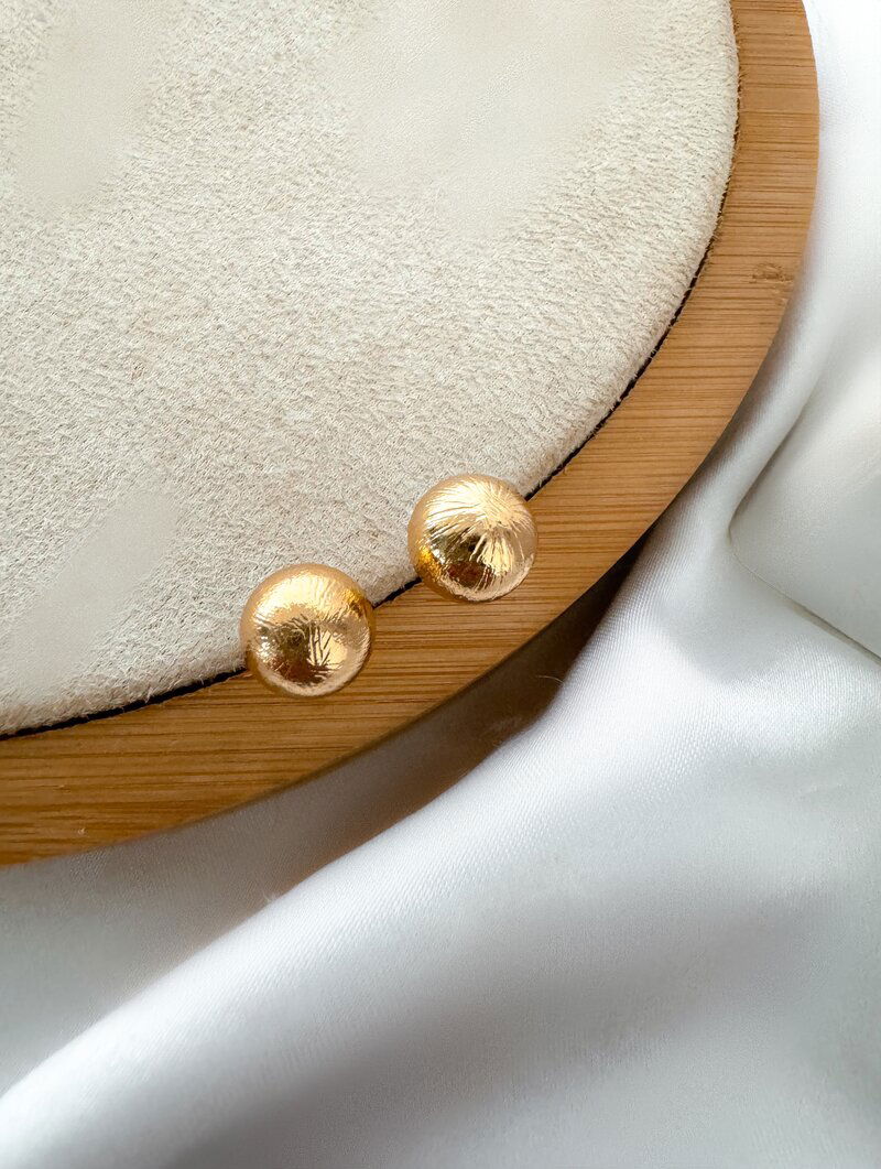 Brinco Folheado a Ouro 18k e Prata Esfera Minimalista Texturizada