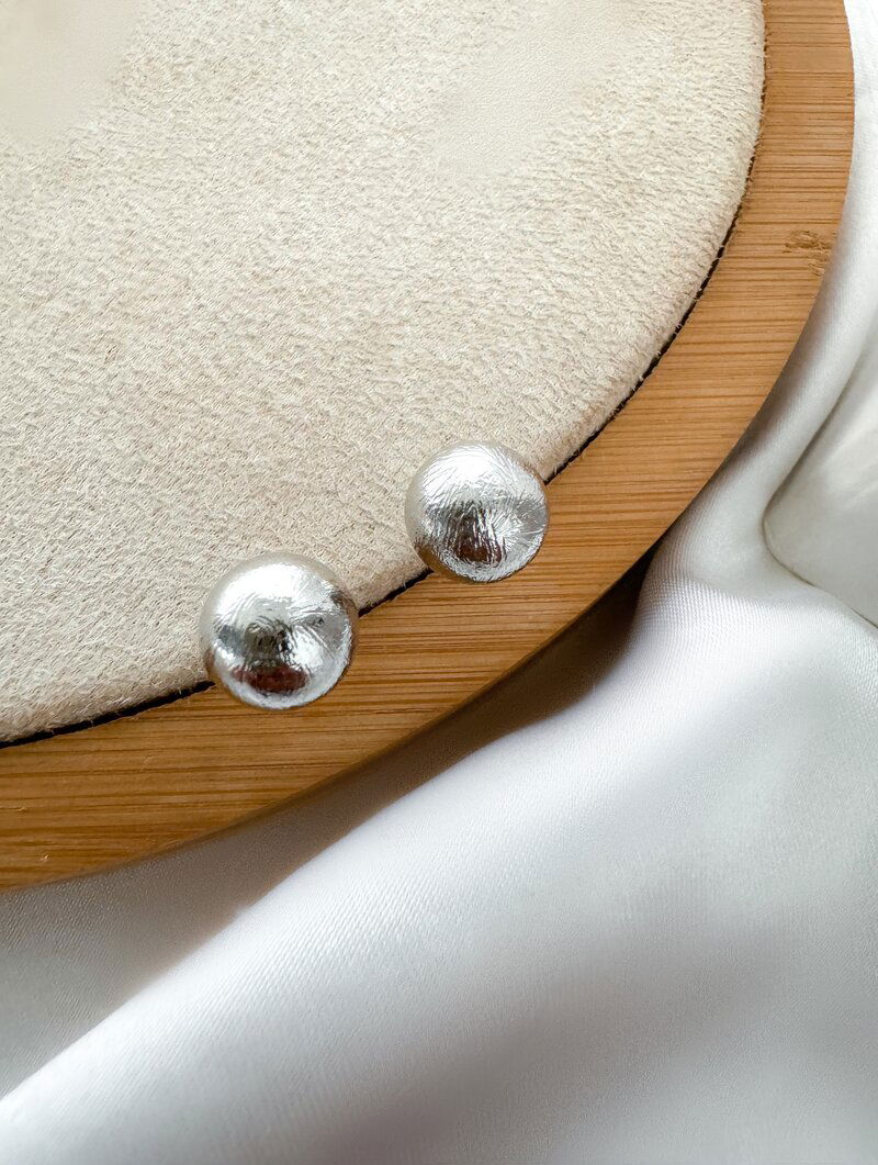 Brinco Folheado a Ouro 18k e Prata Esfera Minimalista Texturizada