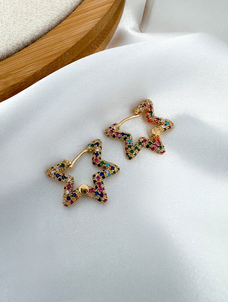 Brinco Folheado a Ouro 18k e Prata Estrela Cravejada com Fecho