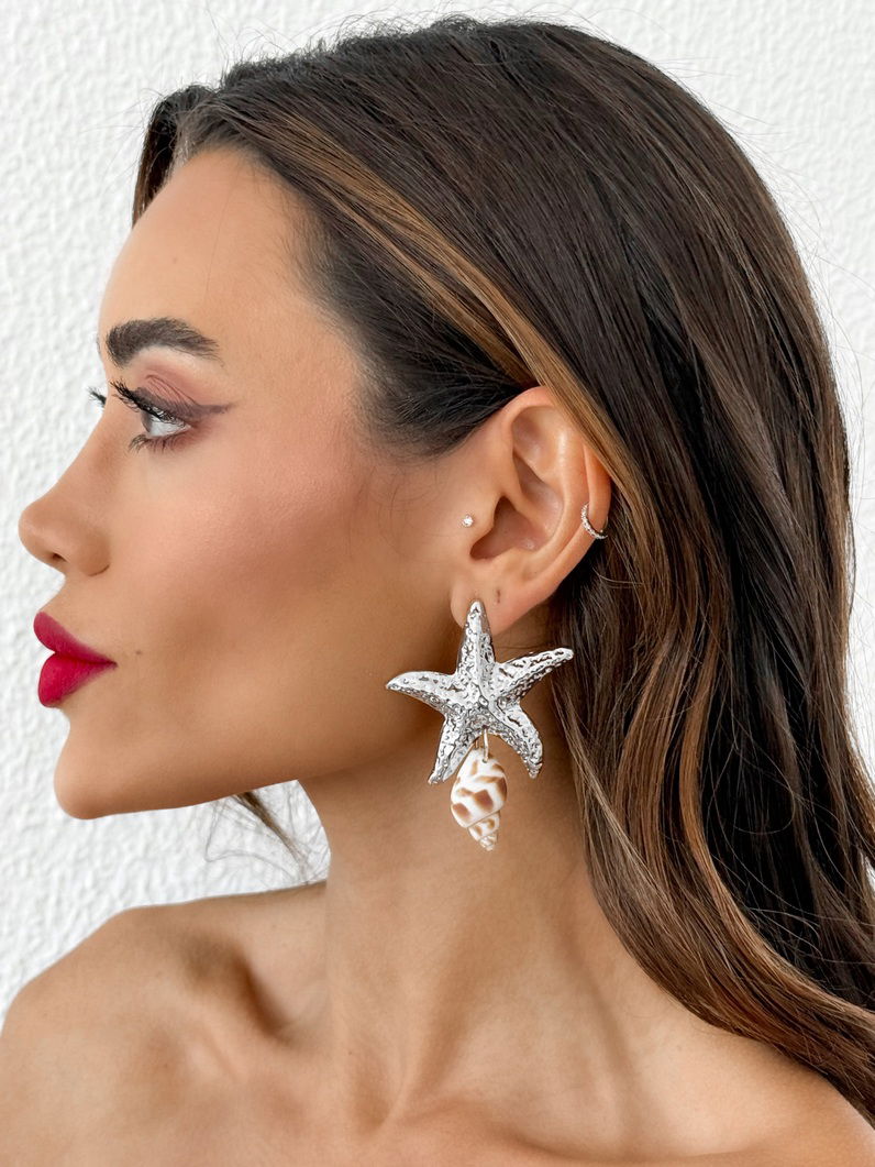 Brinco Folheado a Ouro 18k e Prata Estrela Martelada e Concha