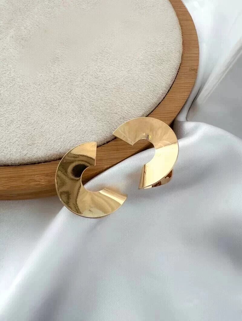 Brinco Folheado a Ouro 18k e Prata Fio Liso com Ponta Torcida