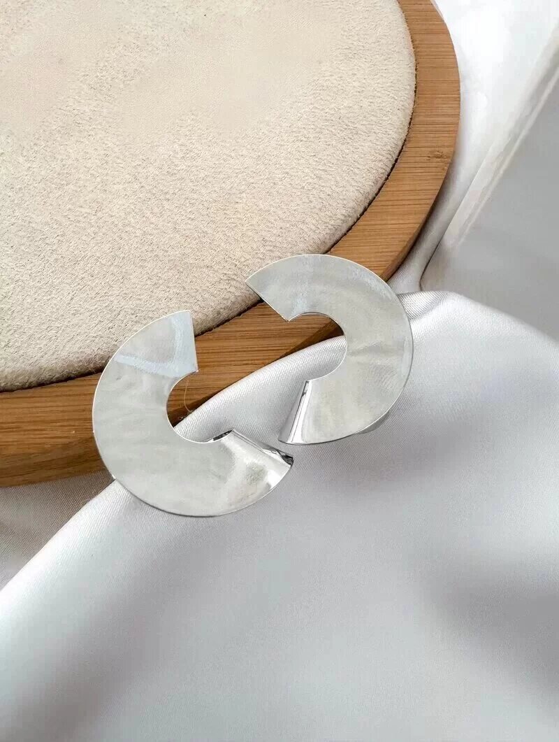 Brinco Folheado a Ouro 18k e Prata Fio Liso com Ponta Torcida