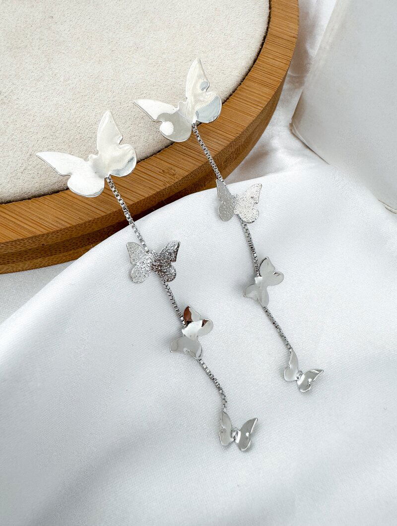 Brinco Folheado a Prata Fio Longo com Borboletas