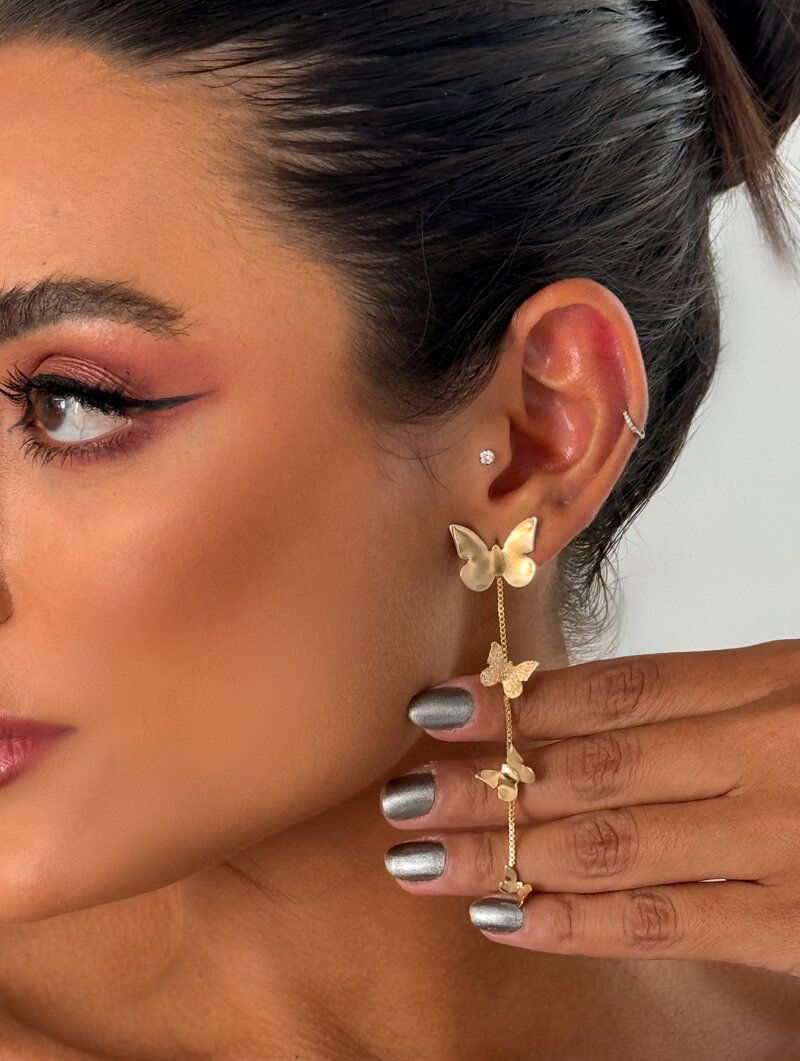 Brinco Folheado a Prata Fio Longo com Borboletas