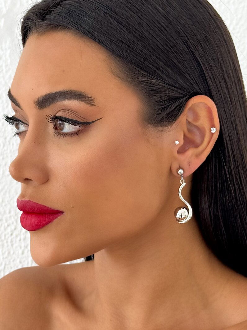 Brinco Folheado a Ouro 18k e Prata Fio Ondulado Com Esfera