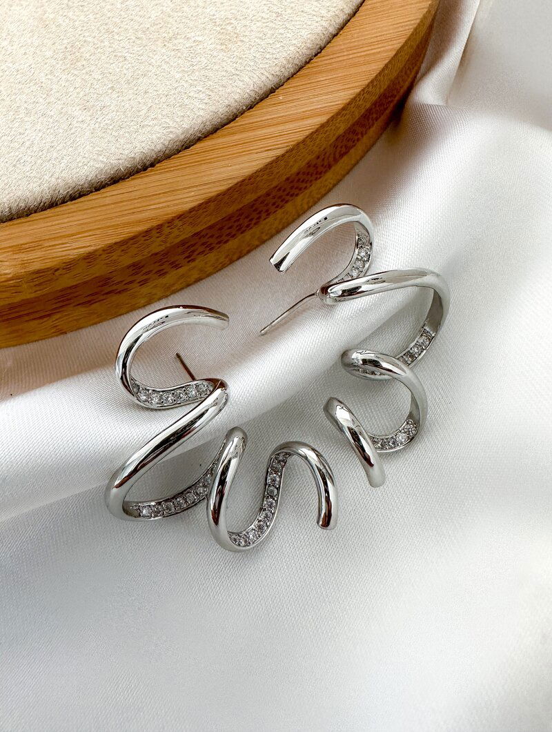 Brinco Folheado a prata Fio Torcido Cravejado com Micro Zircônia