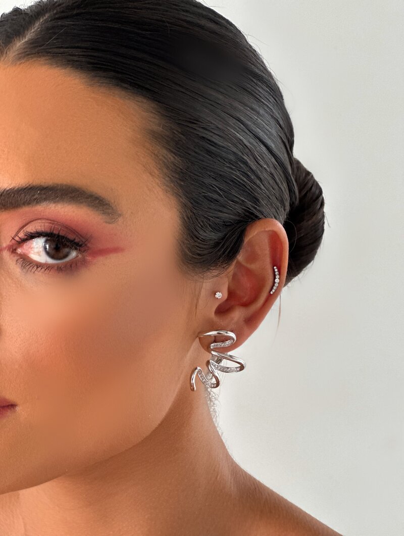 Brinco Folheado a prata Fio Torcido Cravejado com Micro Zircônia