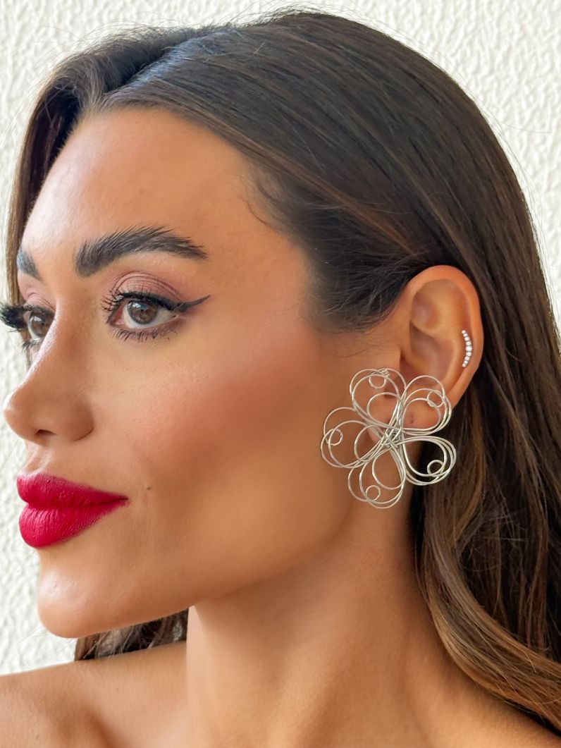 Brinco Folheado a Ouro 18k e Prata Fios Design Flor
