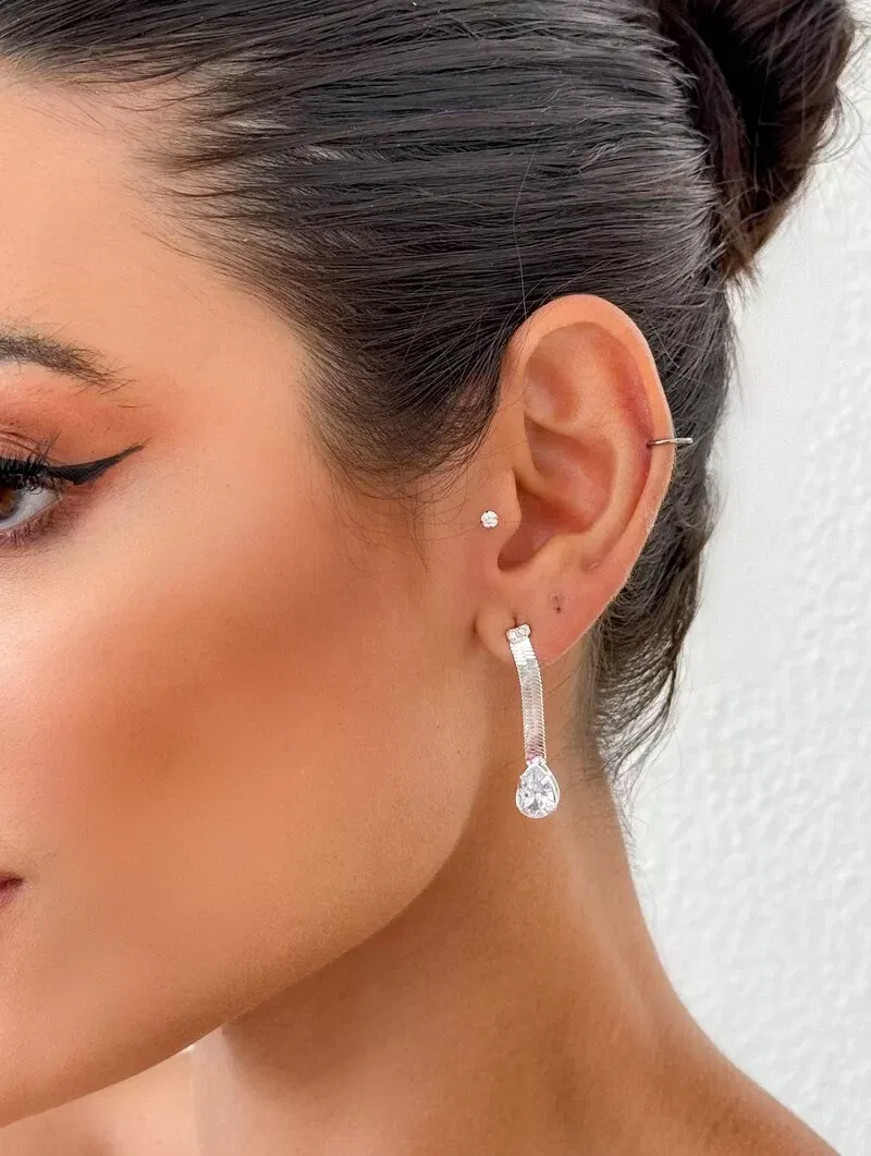 Brinco Folheado a Ouro 18k e Prata Fita Laminada com Gota de Zircônia