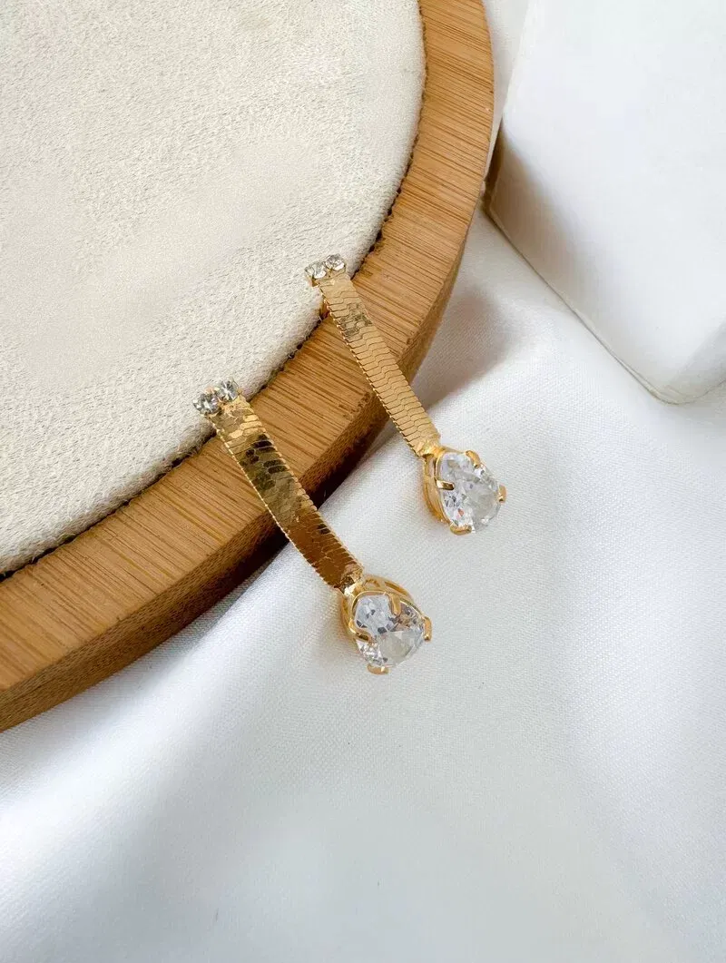 Brinco Folheado a Ouro 18k e Prata Fita Laminada com Gota de Zircônia