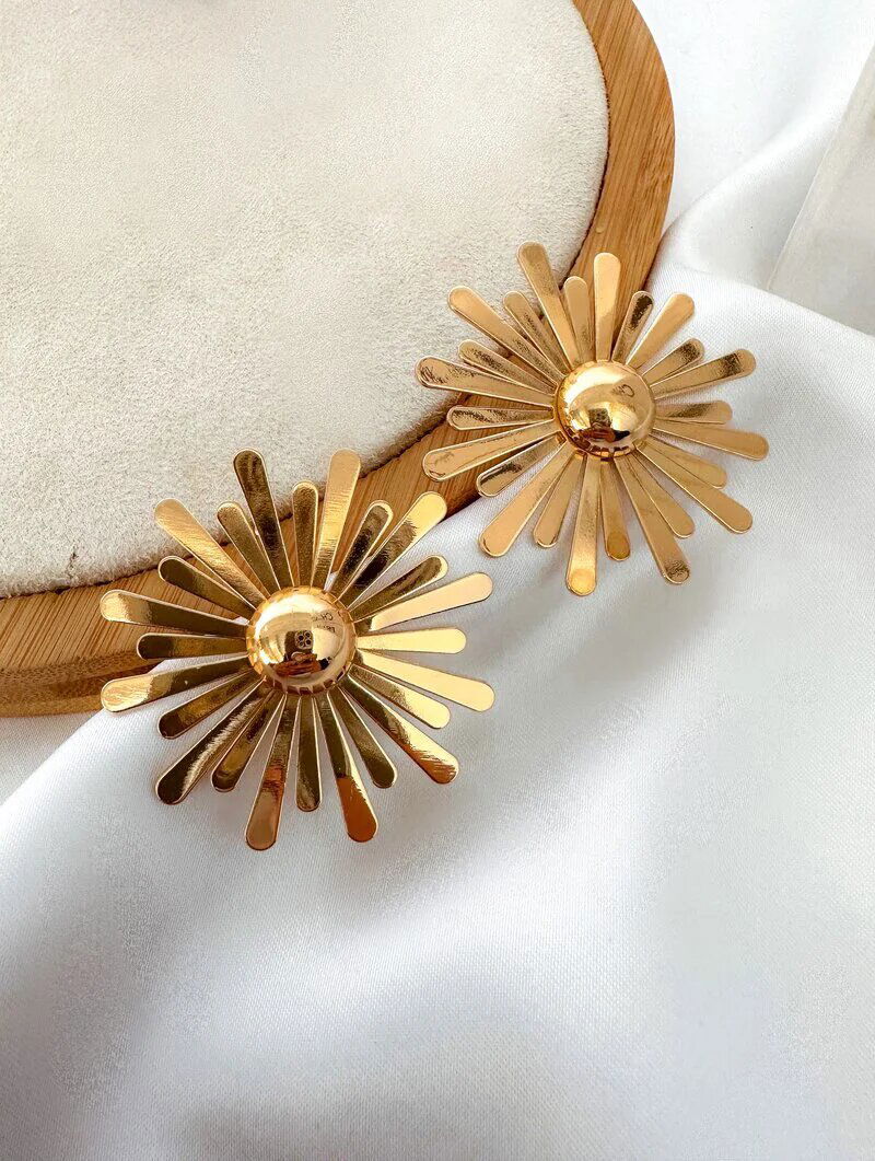 brinco folheado a ouro 18k e prata flor botton liso