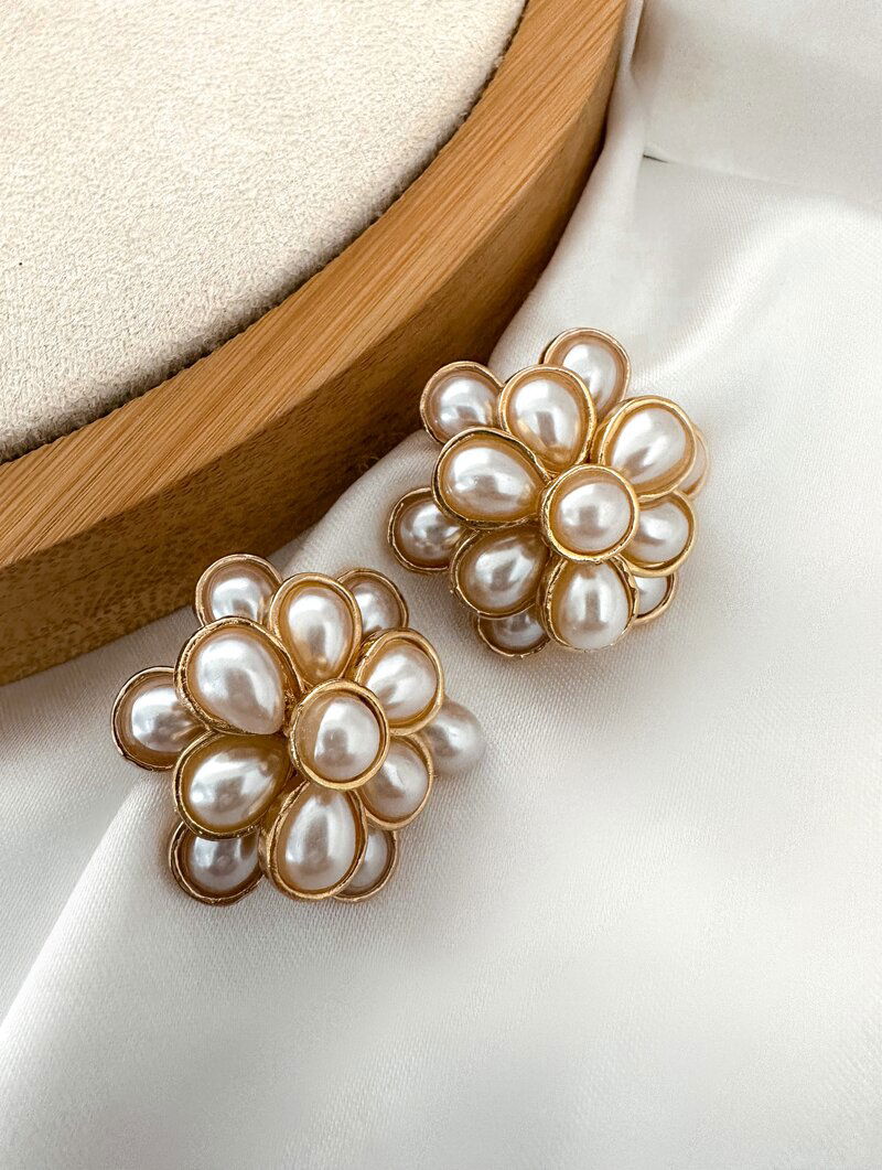 Brinco Folheado a Ouro 18k e Prata Flor Camadas de Pérolas
