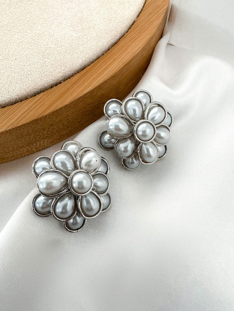 Brinco Folheado a Ouro 18k e Prata Flor Camadas de Pérolas