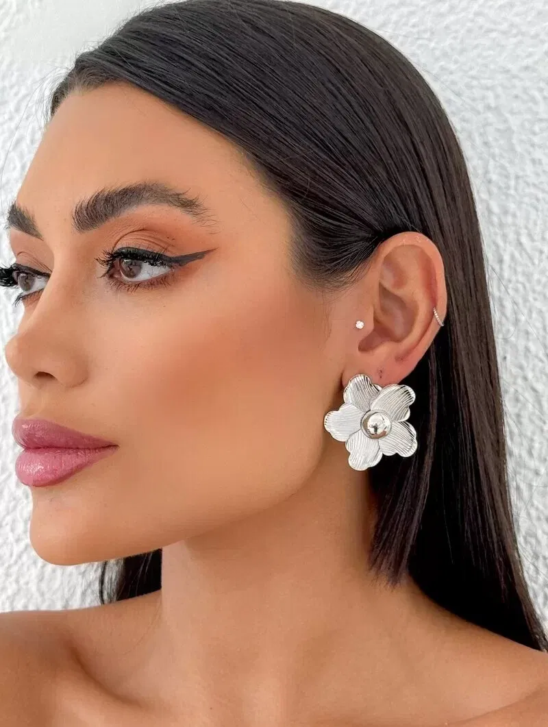 Brinco Folheado a Ouro 18k e Prata Flor Cinco Pétalas Texturizadas