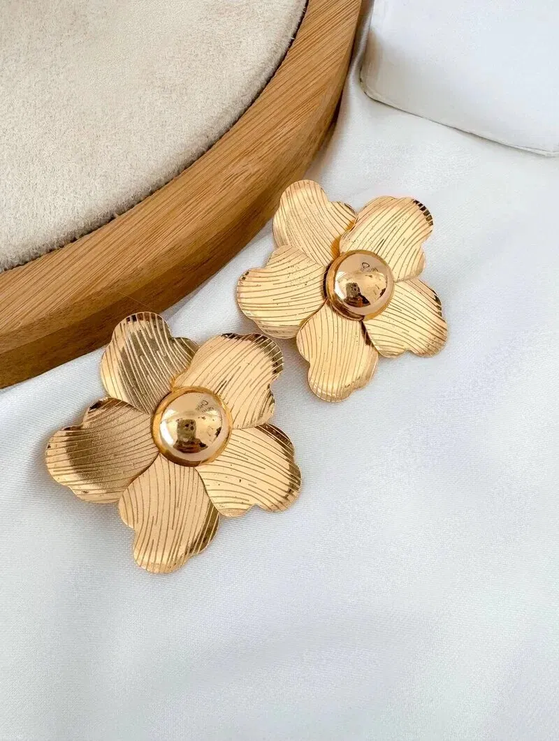 Brinco Folheado a Ouro 18k e Prata Flor Cinco Pétalas Texturizadas