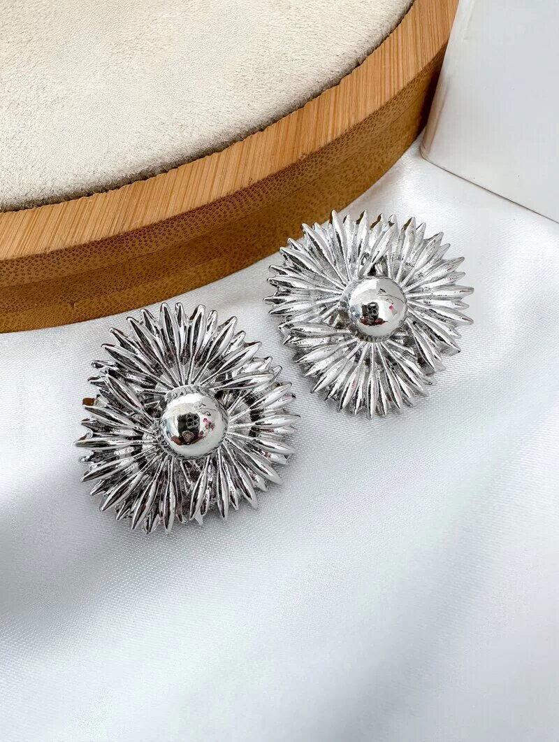 Brinco Folheado a Ouro 18k e Prata Flor com Centro Liso