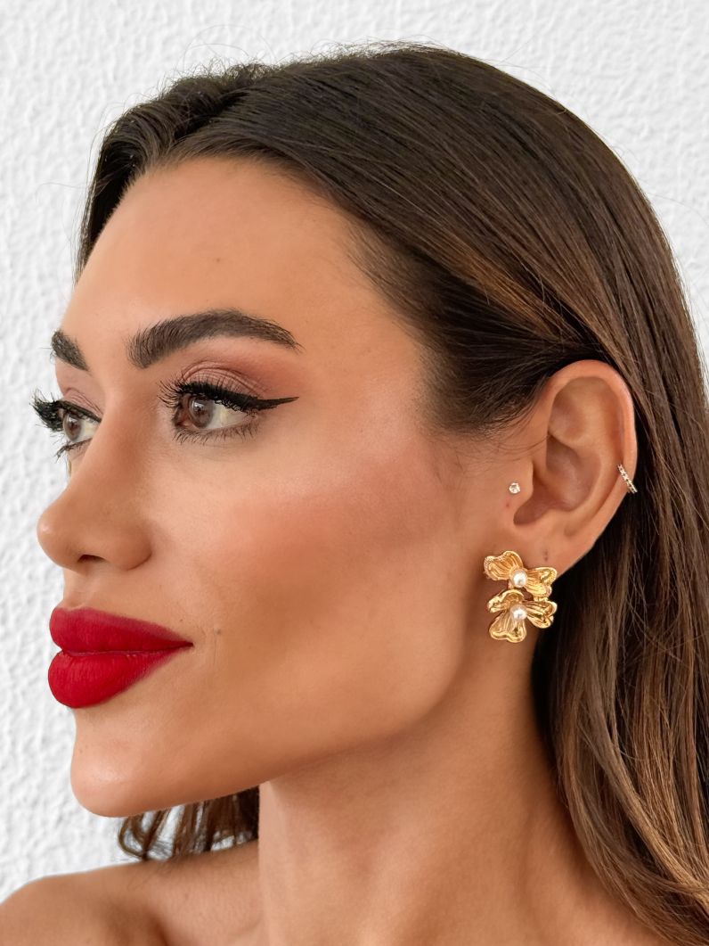 Brinco Folheado a Ouro 18k e Prata Flor Com Pérola