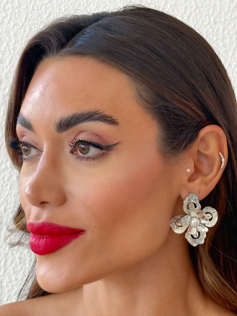 Brinco Folheado a Ouro 18k e Prata Flor Com Pérola