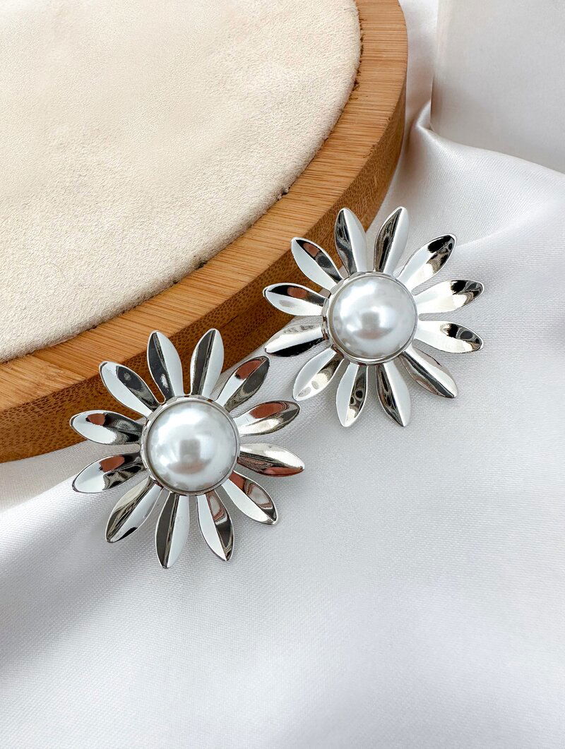 brinco folheado a ouro 18k e prata flor com pérola central