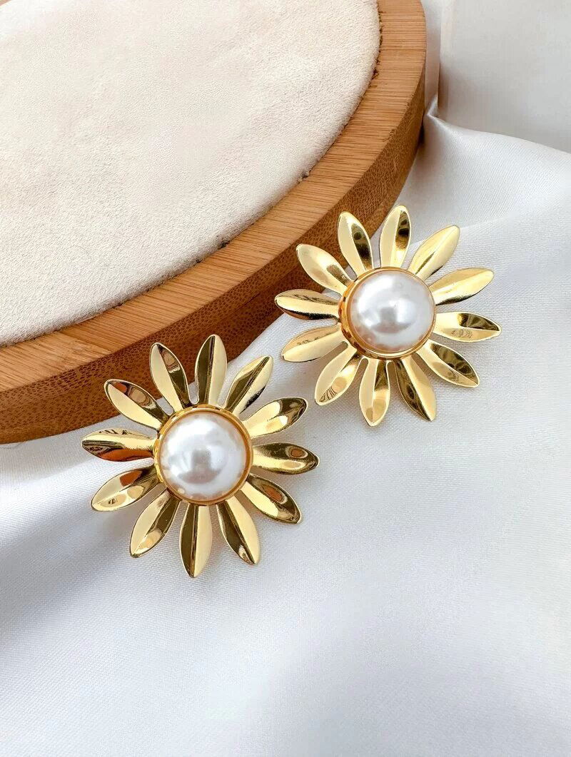 brinco folheado a ouro 18k e prata flor com pérola central
