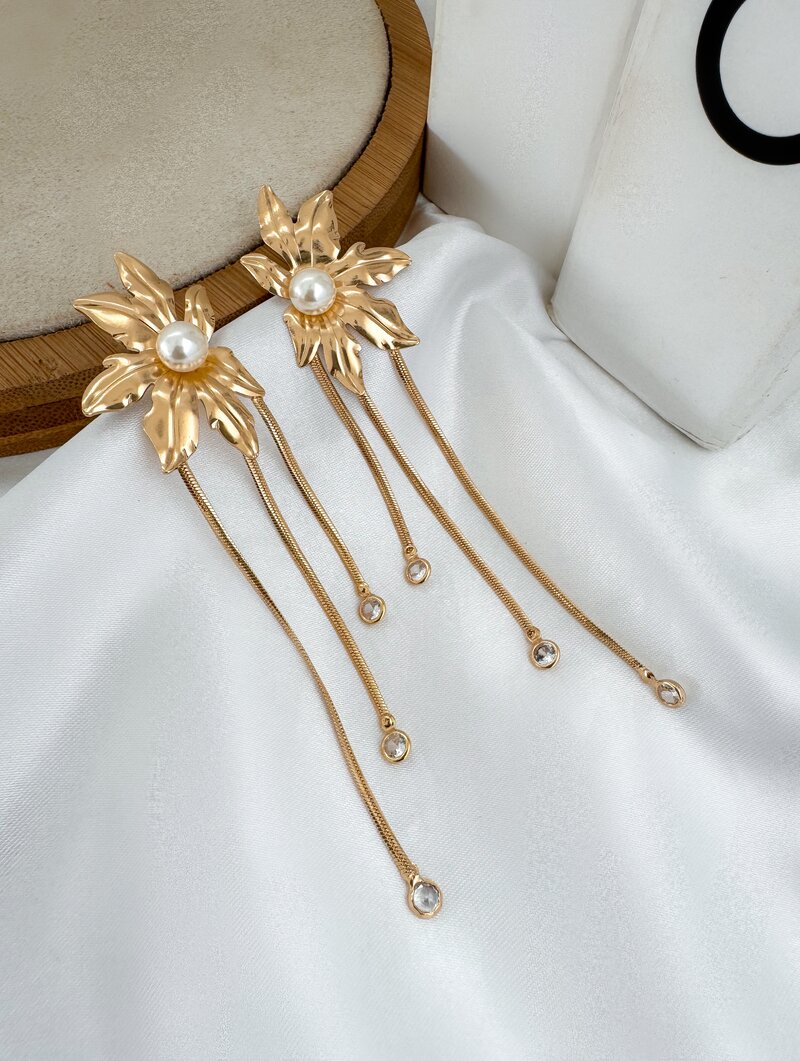 Brinco Folheado a Ouro 18k e Prata Flor com Pérola e Franja Fios
