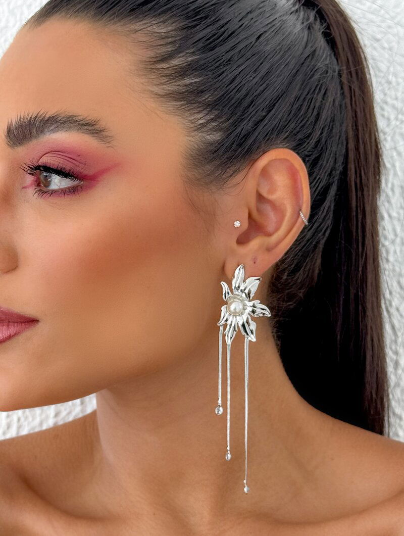 Brinco Folheado a Ouro 18k e Prata Flor com Pérola e Franja Fios