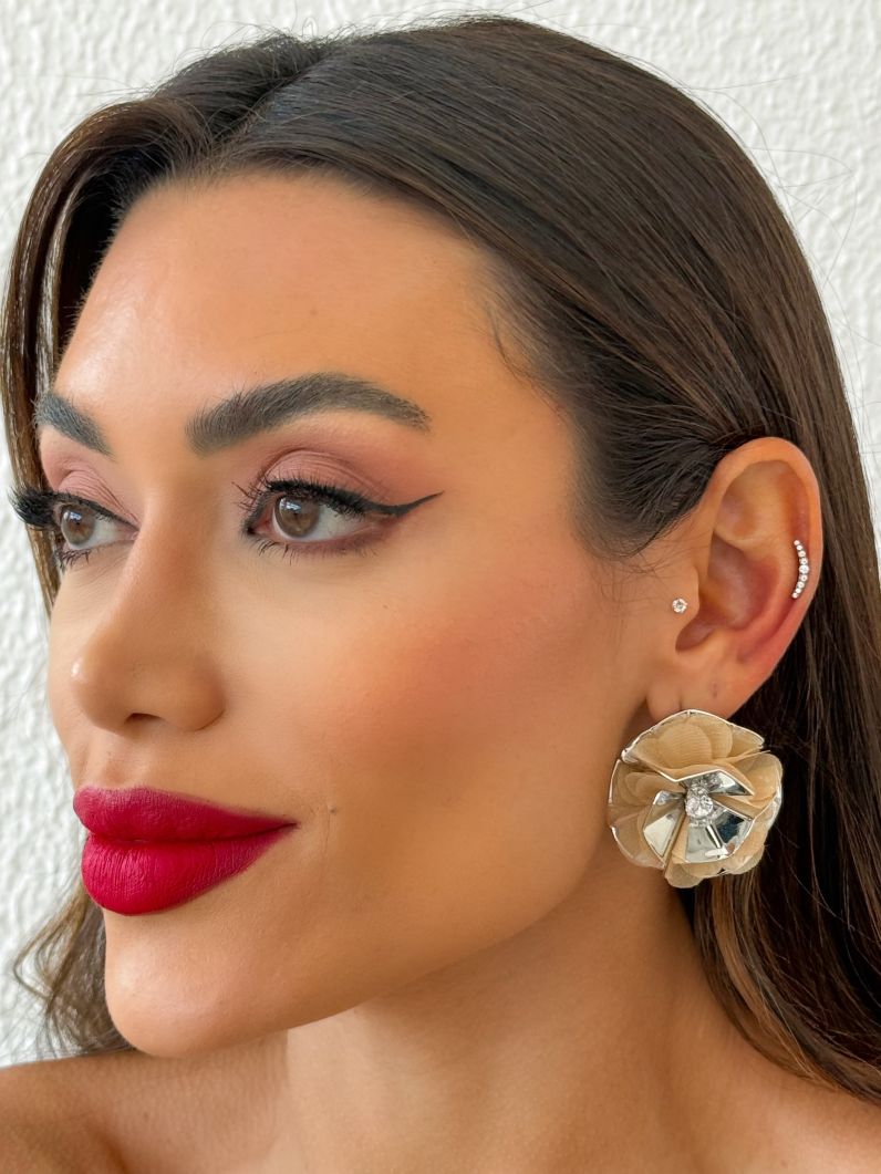 Brinco Folheado a Ouro 18k e Prata Flor Com Ponto de Luz Central