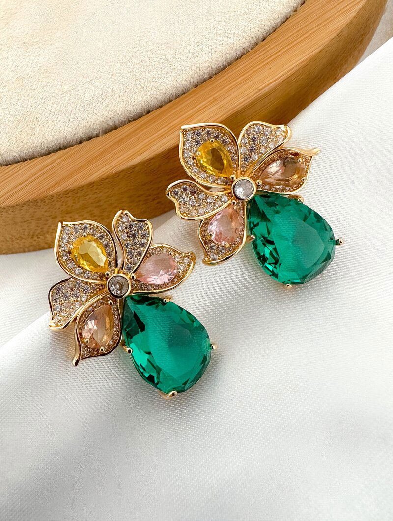 Brinco Folheado a Ouro 18k e Prata Flor Cravejada com Gota de Zircônia