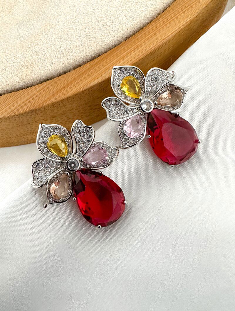 Brinco Folheado a Ouro 18k e Prata Flor Cravejada com Gota de Zircônia