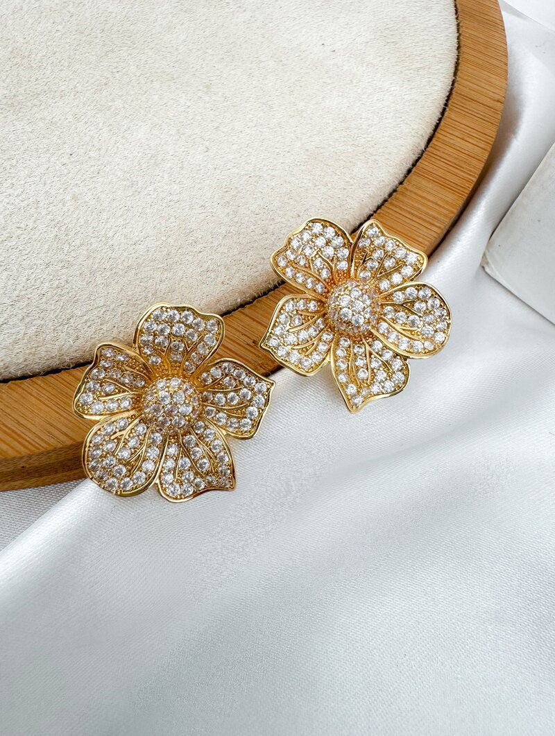 Brinco Folheado a Ouro 18k e Prata Flor Cravejada com Micro Zircônias