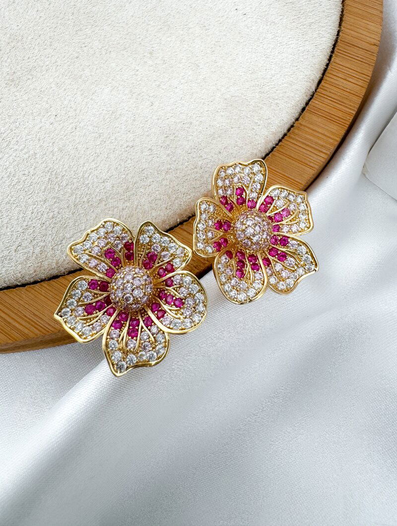 Brinco Folheado a Ouro 18k e Prata Flor Cravejada com Micro Zircônias