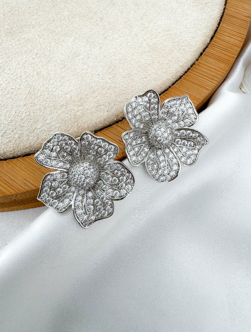 Brinco Folheado a Ouro 18k e Prata Flor Cravejada com Micro Zircônias