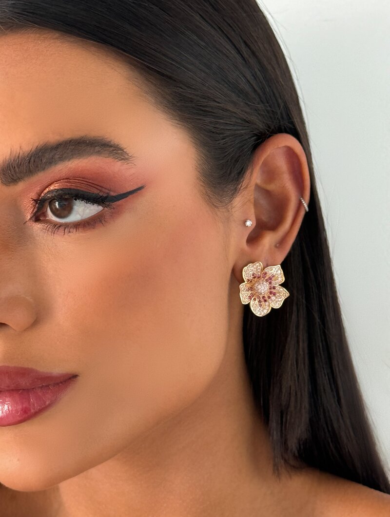 Brinco Folheado a Ouro 18k e Prata Flor Cravejada com Micro Zircônias