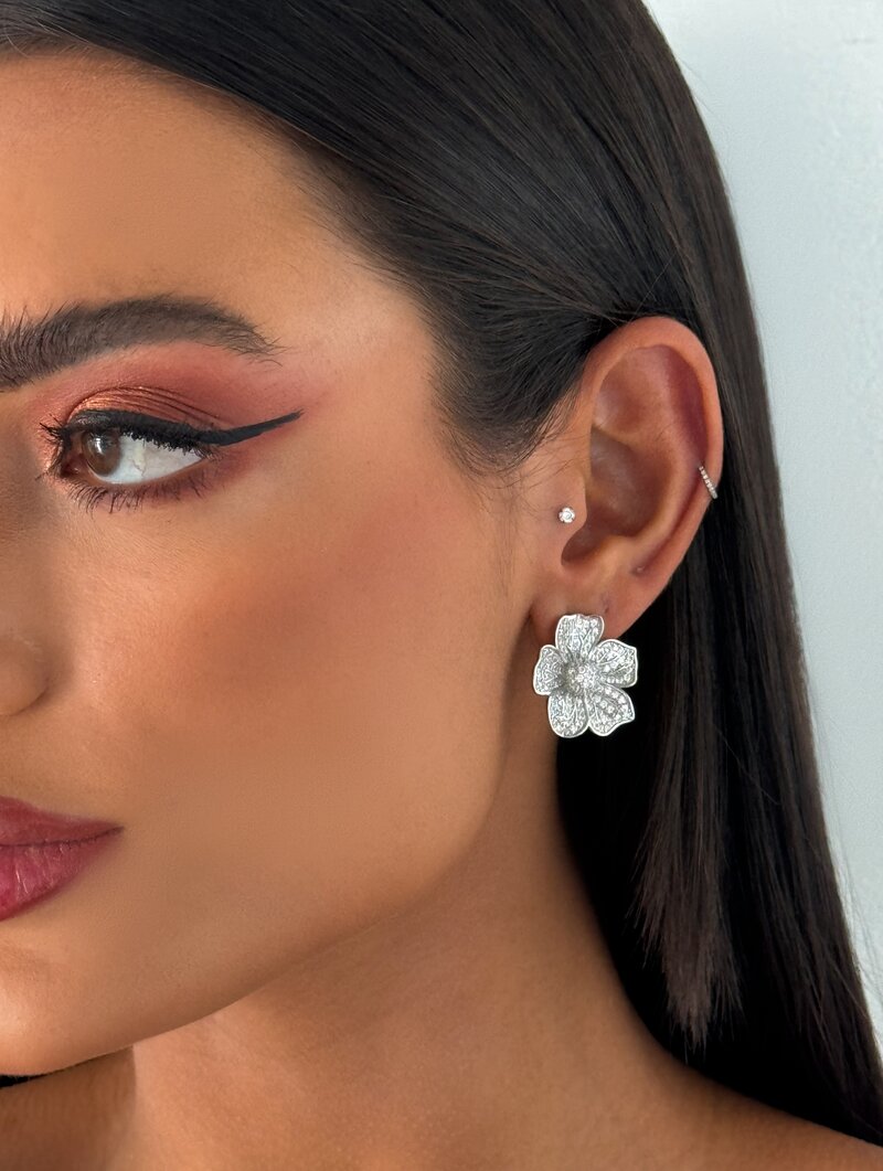 Brinco Folheado a Ouro 18k e Prata Flor Cravejada com Micro Zircônias