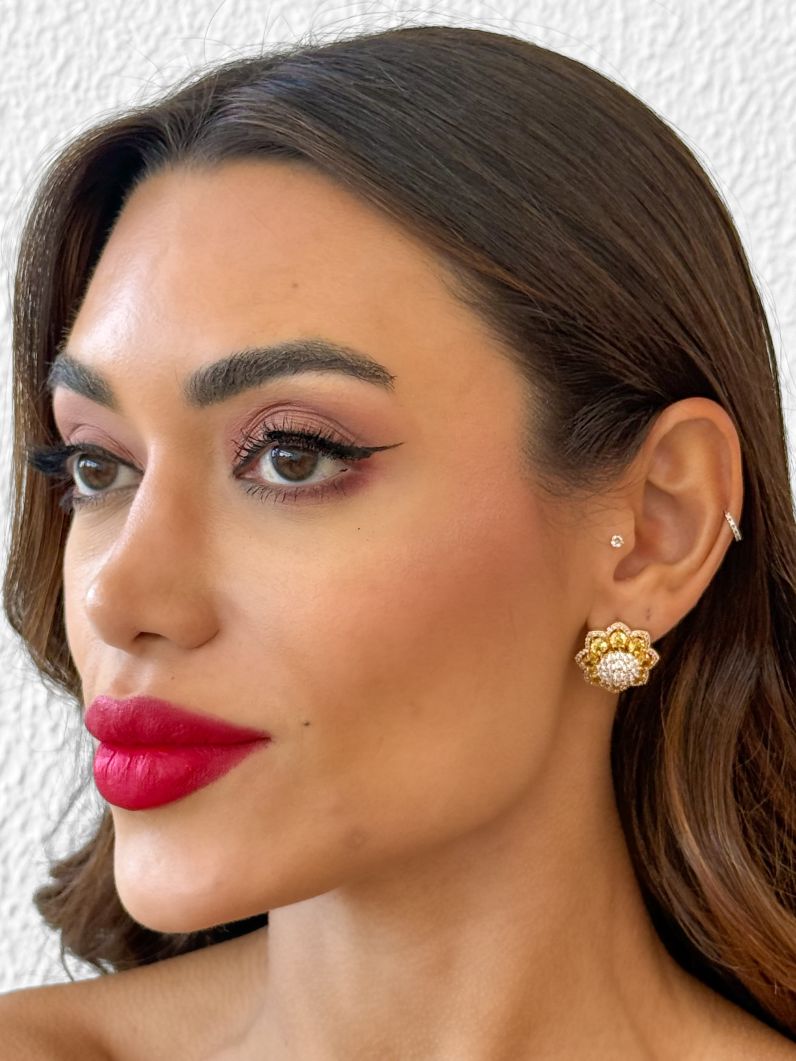 Brinco Folheado a Ouro 18k e Prata Flor de Cristais