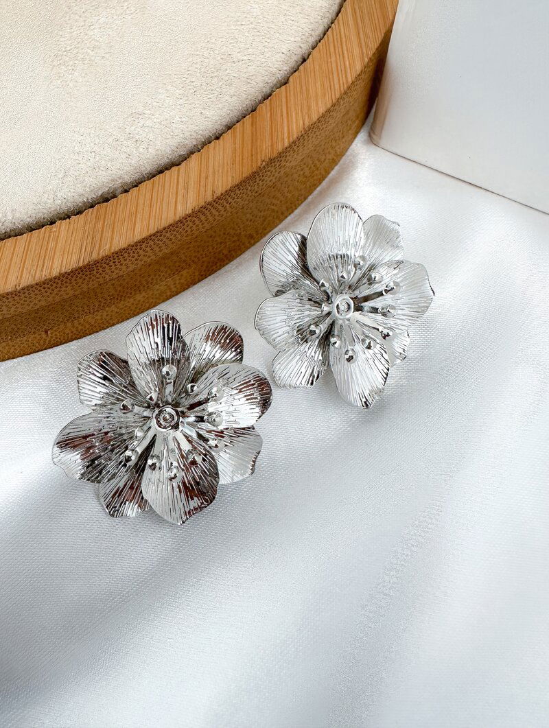 Brinco Folheado a Ouro 18k e Prata Flor Duas Camadas com Centro Trabalhado