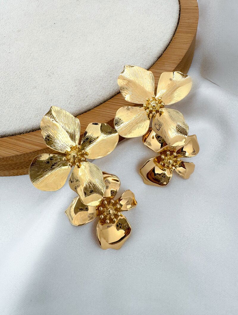 Brinco Folheado a Ouro 18k e Prata Flor Dupla Martelada