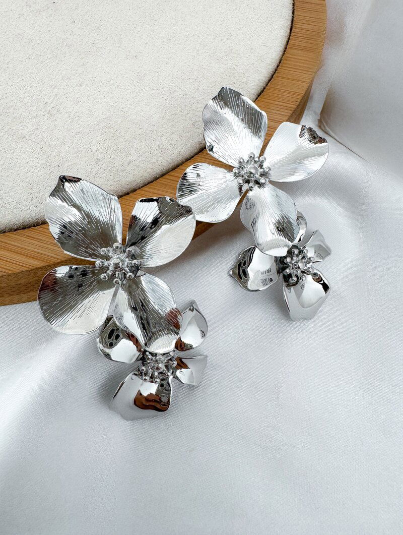Brinco Folheado a Ouro 18k e Prata Flor Dupla Martelada