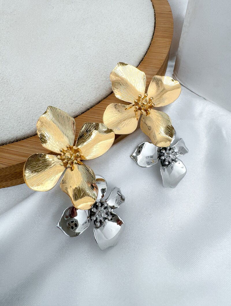 Brinco Folheado a Ouro 18k e Prata Flor Dupla Martelada