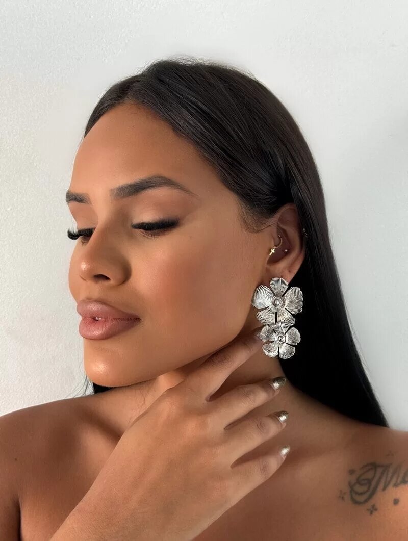 Brinco Folheado a Prata Flor Dupla Texturizada